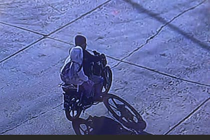 Las capturas de las cámaras de seguridad donde se observa al femicida con la hija de la víctima