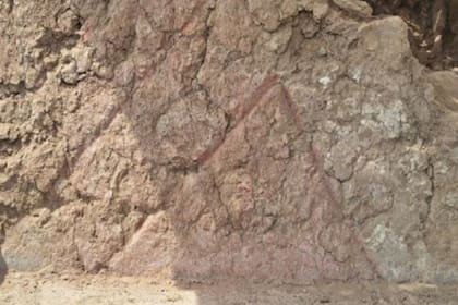 Las características del muro llama poderosamente la atencion de los profesionales (Foto Facebook Asociación de Arqueólogos del Perú)