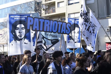 Las caras de algunos de los estudiantes desaparecidos, en los carteles de la marcha