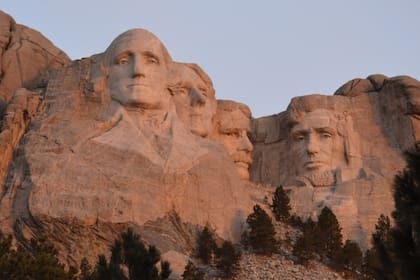 Las caras de G. Washington, A. Lincoln, T. Jefferson y T. Roosevelt, en el Monte Rushmore (Instagram/@mountrushmorenps)