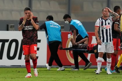 Las caras de los jugadores lo dicen todo: Robert Rojas sufrió la fractura de su tibia y peroné