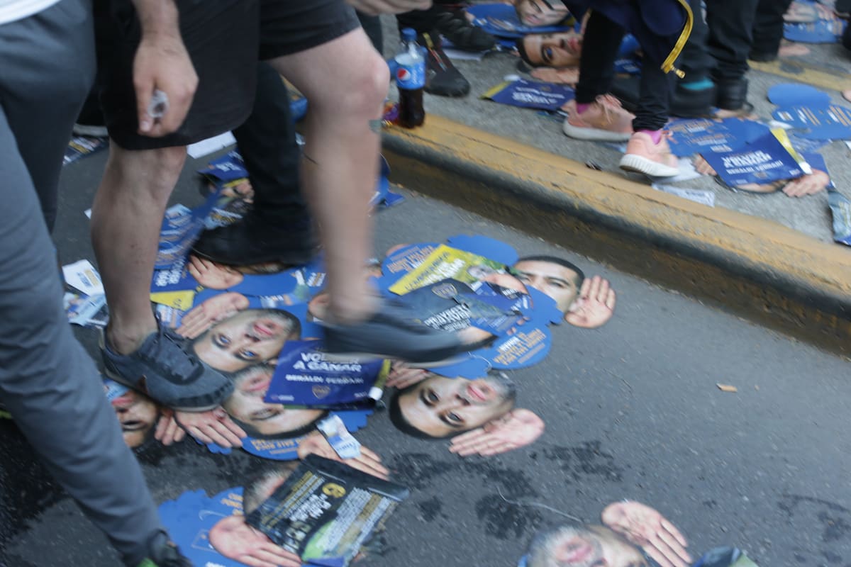 Las caretas de Riquelme que la policía obligó a dejar fuera de La Bombonera el último sábado.