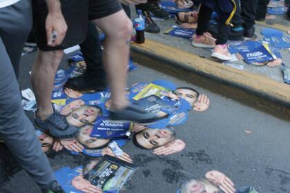 Las caretas de Riquelme que la policía obligó a dejar fuera de La Bombonera el último sábado.