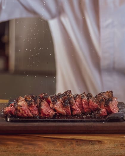Las carnes se maduran entre 15 y 21 días en húmedo y luego son envasadas al vacío, para retener todos los jugos naturales.