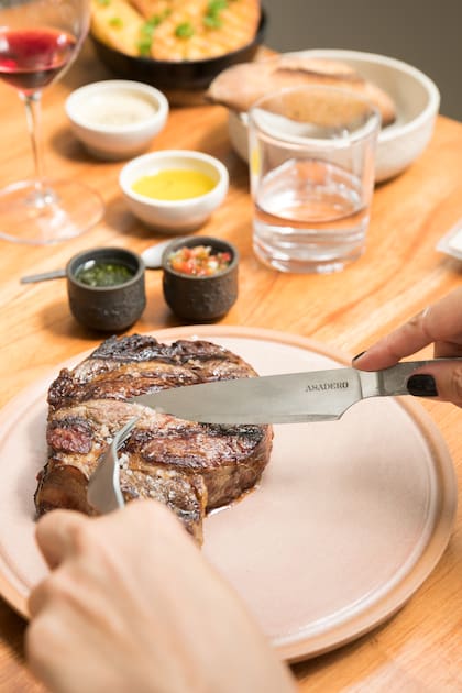 Las carnes son de pastura, exclusivamente. Lo más pedido es la entraña, aunque también destacan el bife angosto con hueso y el T-bone de 1000 gramos para compartir.