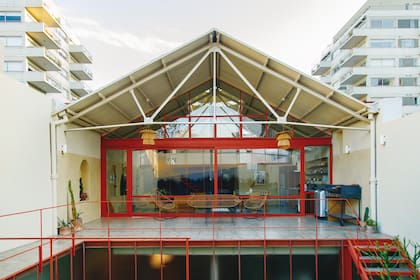 Las carpinterías, barandas y escalera fueron hechas en hierro por el estudio Oficios Asociados, y pintadas con un tono de rojo desarrollado en conjunto con Sinteplast. El piso del balcón-terraza y los escalones son de hormigón alisado.