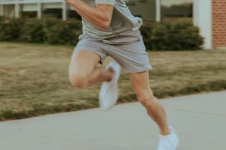 El método de los atletas de élite para entrenar el intestino y que ahora está en debate