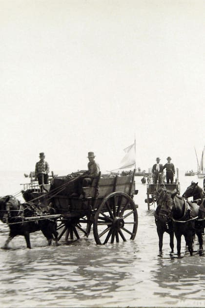 Las carretas eran utilizadas para trasladar a los pasajeros hasta el muelle, porque al no haber puerto y ser de gran calado, las embarcaciones no podían acceder tan cerca de la costa.