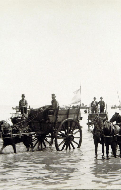 Las carretas eran utilizadas para trasladar a los pasajeros hasta el muelle, porque al no haber puerto y ser de gran calado, las embarcaciones no podían acceder tan cerca de la costa.