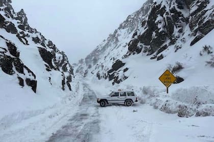 Las carreteras en zonas altas de California debieron cerrar por el mal clima persistente en la zona