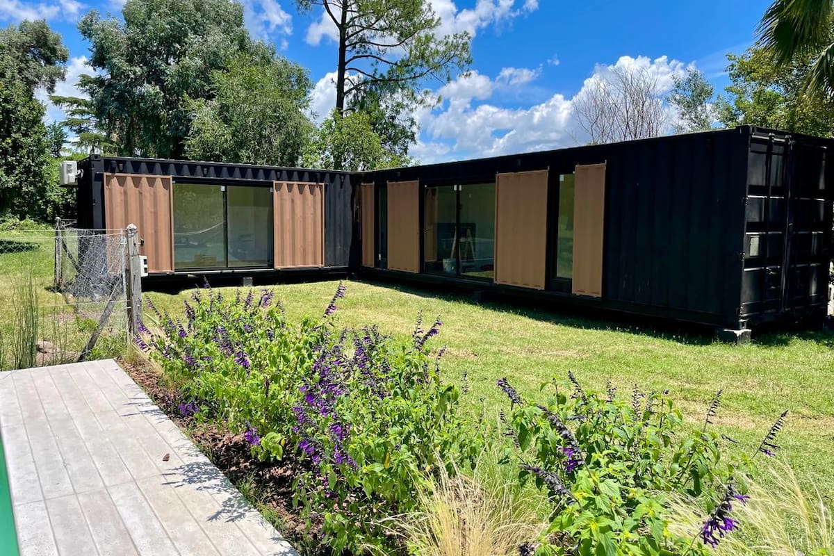 Las casa contenedores son viviendas que se hacen con una estructura basada en containers marítimos en desuso o reciclados