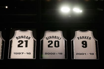 Las casacas de Duncan, Ginóbili y Parker ya se lucen en lo más alto del ATT Center de San Antonio