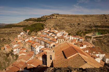 Las casas de Ares del Maestrat, construidas sobre terrazas naturales, se adaptan a la abrupta topografía del peñón, formando un entramado compacto que conserva el trazado tradicional del pueblo