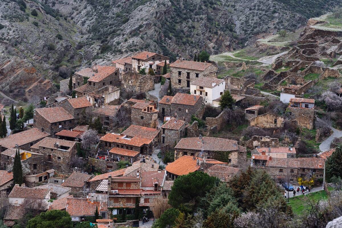 Las casas de Patones de Arriba, luego de muchos años de abandono, se re convirtieron en restaurantes y bares