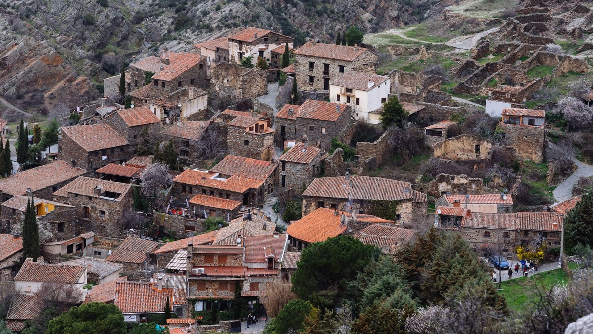 Las casas de Patones de Arriba, luego de muchos años de abandono, se re convirtieron en restaurantes y bares