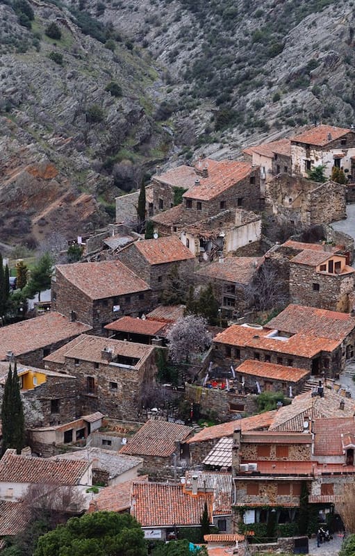 Las casas de Patones de Arriba, luego de muchos años de abandono, se re convirtieron en restaurantes y bares