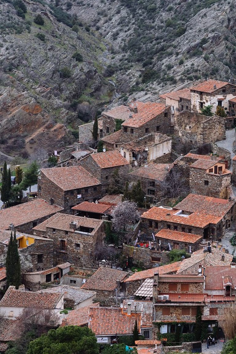 Las casas de Patones de Arriba, luego de muchos años de abandono, se re convirtieron en restaurantes y bares