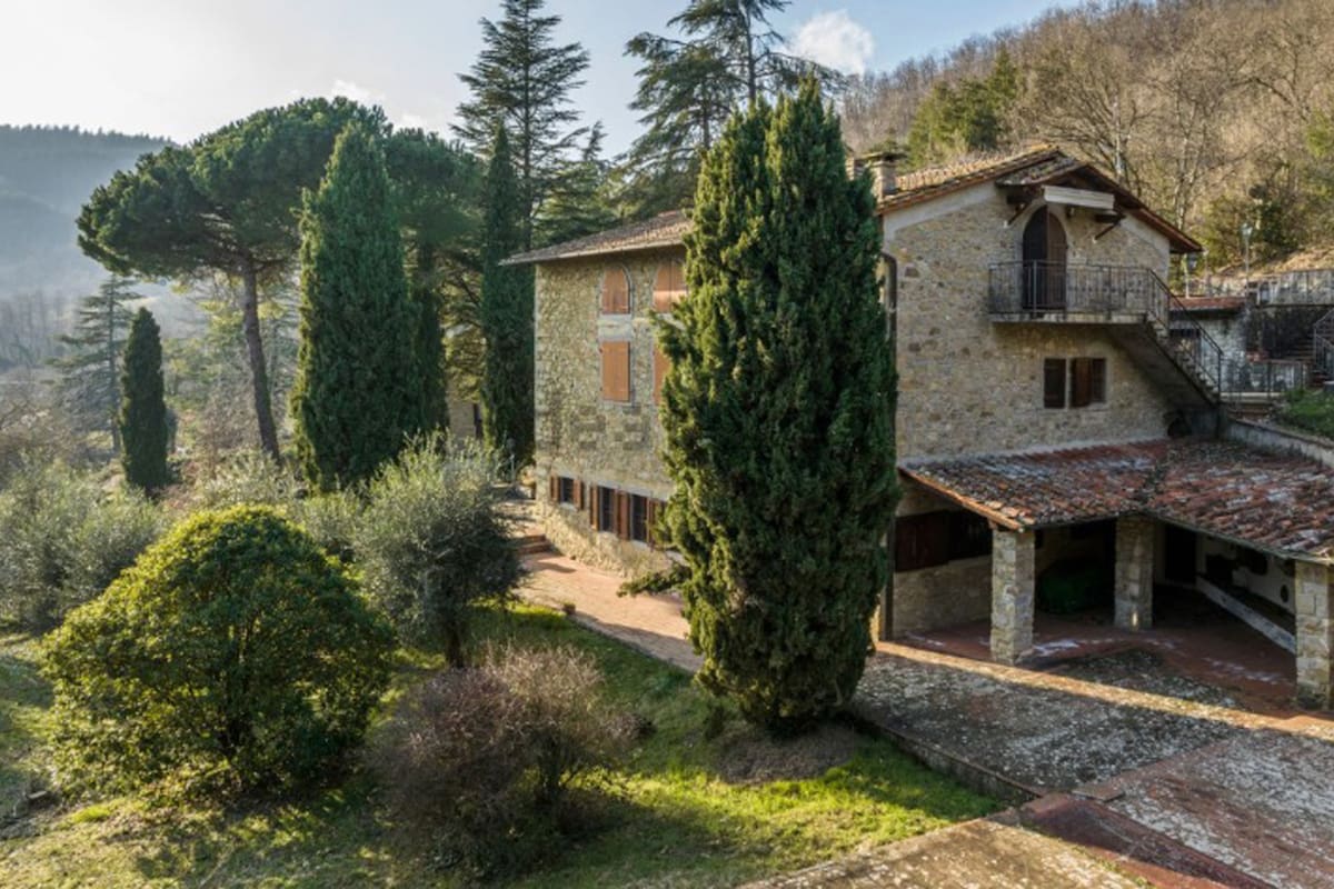 Las casas de piedra tienen amplios ambientes, hasta bodega y capilla