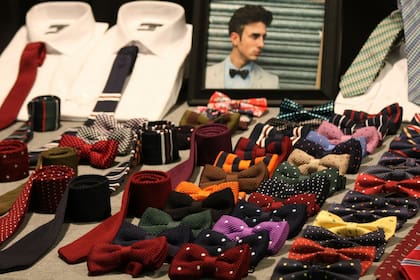 Las casas de vestir de moda masculina venden moños prearmados para quienes no se atreven a anudarlos por si mismos