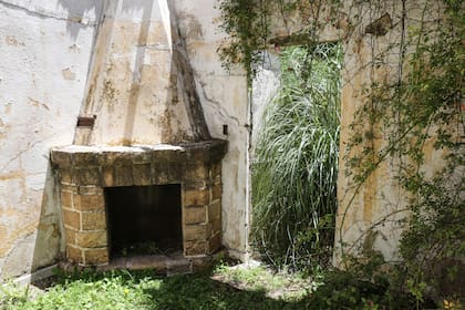 Las casas del personal de la mina quedaron abandonadas. En esta, sin techo, se aprecia aún el hogar.