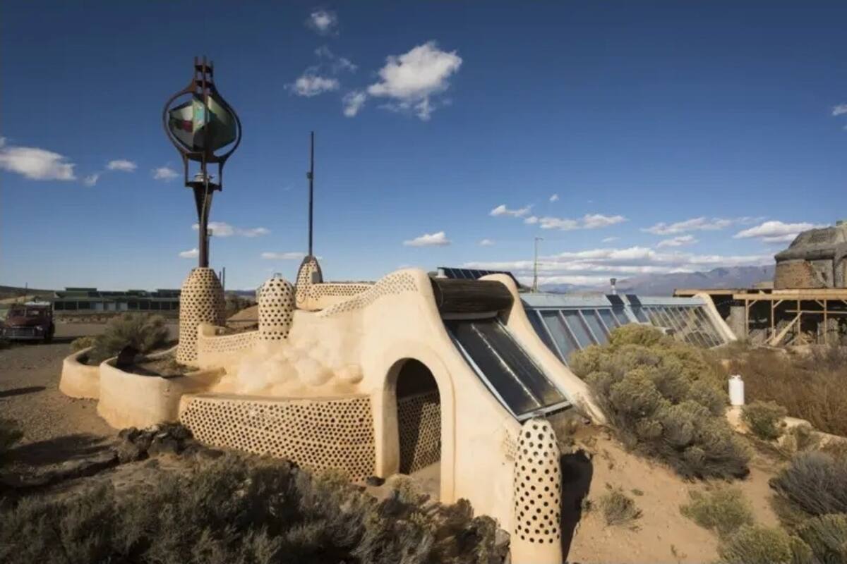 Las casas diseñadas de manera sostenible se construyen principalmente con materiales naturales y de desecho