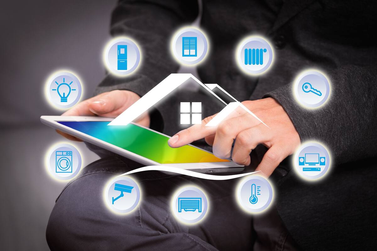 Las casas inteligentes permiten el acceso a diversos dispositivos mediante la aplicación en el celular o la voz de los usuarios, que luego es grabada y almacenada
