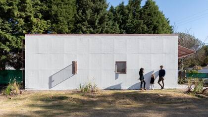 Las casas modulares son construcciones que se hacen en una fábrica, en tres dimensiones, en una línea de producción similar a una industria automotriz, con distintos procesos que van desde la fabricación y armado de la estructura metálica hasta las terminaciones finales