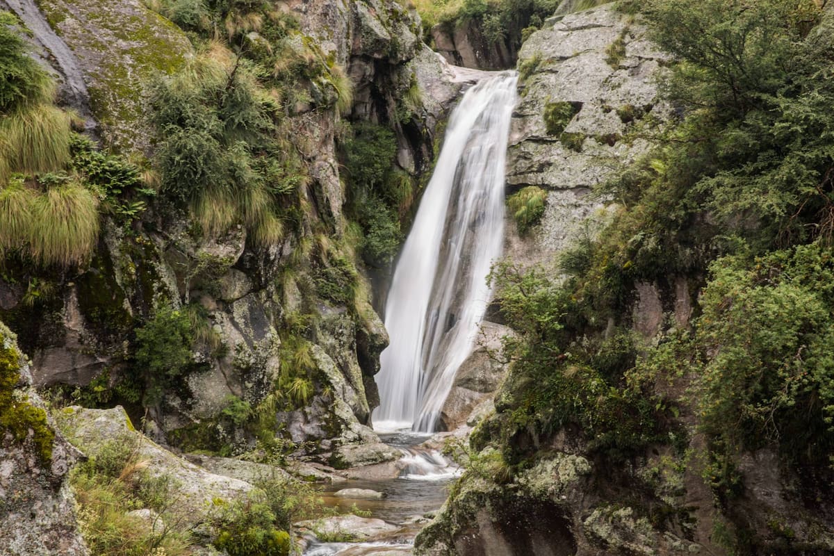Las cascadas y los ríos son parte fundamental de la escena en el Valle de Calamuchita.