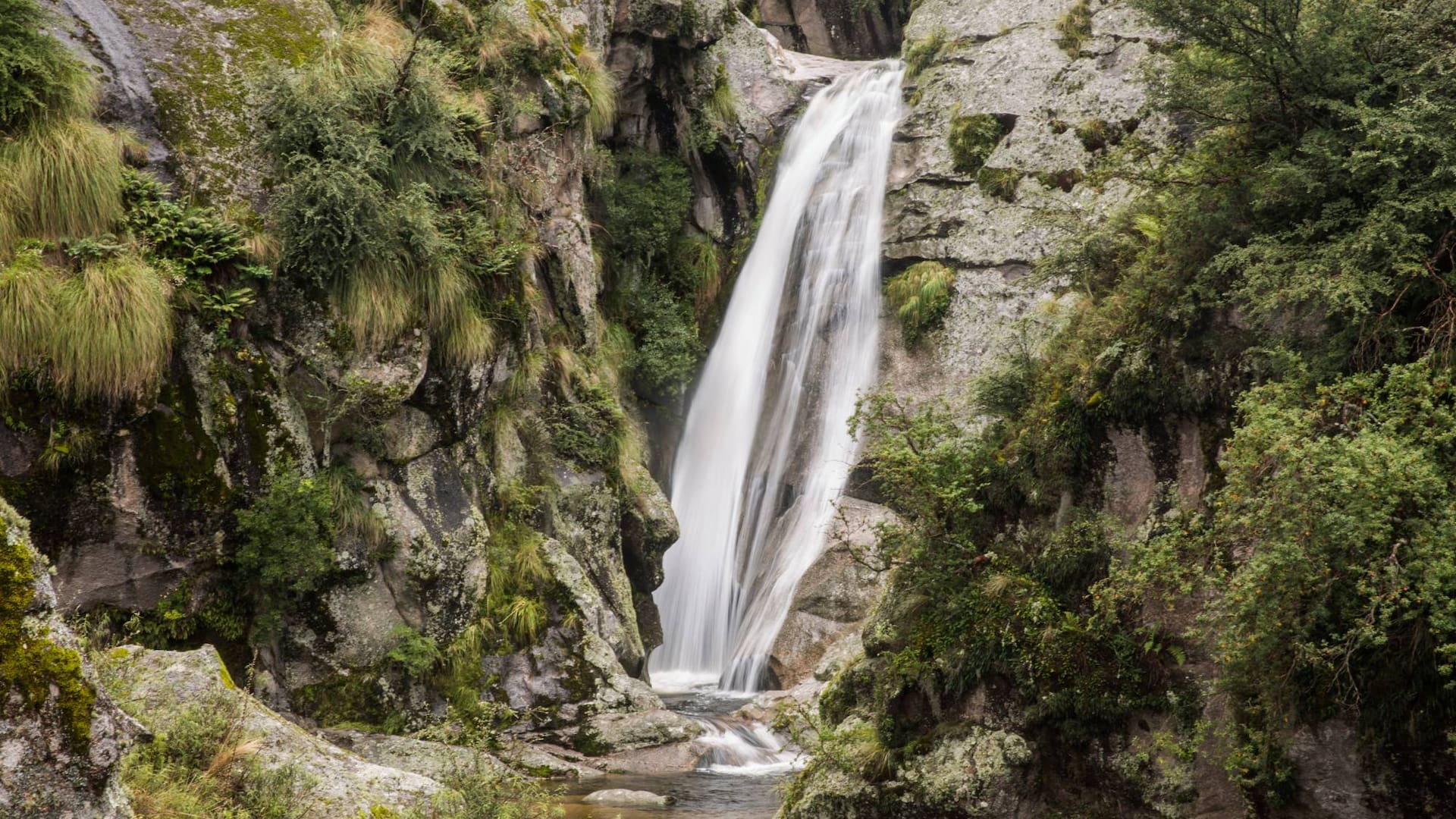 Las cascadas y los ríos son parte fundamental de la escena en el Valle de Calamuchita.