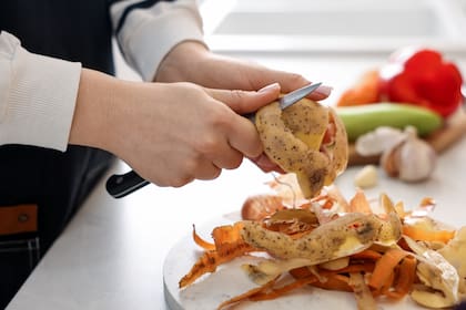 Las cáscaras de las manzanas, papas y zanahorias tienen nutrientes que vale la pena utilizar