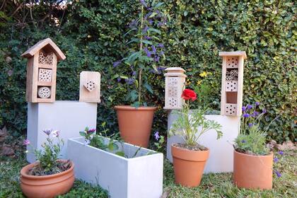 Las casitas de Beevero, en sus distintos modelos, apuntan a atraer a las abejas solitarias y ofrecerles refugio para anidar y poner sus huevos.