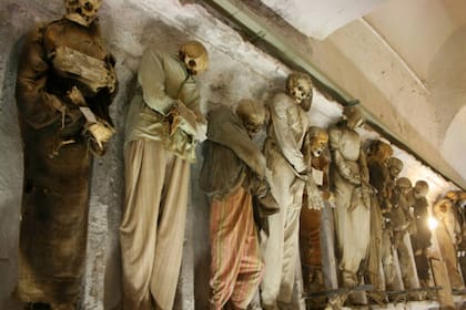 Las catacumbas tienen seis corredores en los que se agrupan los cadáveres según su sexo, edad, profesión y si son religiosos o no