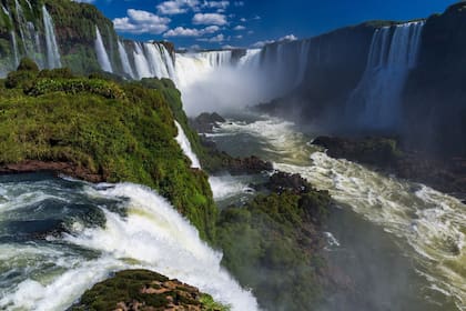Las cataras del Iguazú son frontera natural y patrimonio compartido con Brasil
