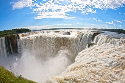 Las cataratas de Iguazú siguen recibiendo visitantes locales
