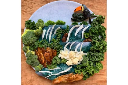 Las Cataratas del Iguazú, plato creado por Cusi a pedido de Revista Lugares, hecho a base de hojas verdes, papas y brocoli con detalles de zanahoria y berenjena.