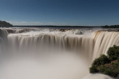 Las Cataratas del Iguazú son el destino más visitado de nuestro país y el paseo de Luna Llena es una experiencia superlativa.
