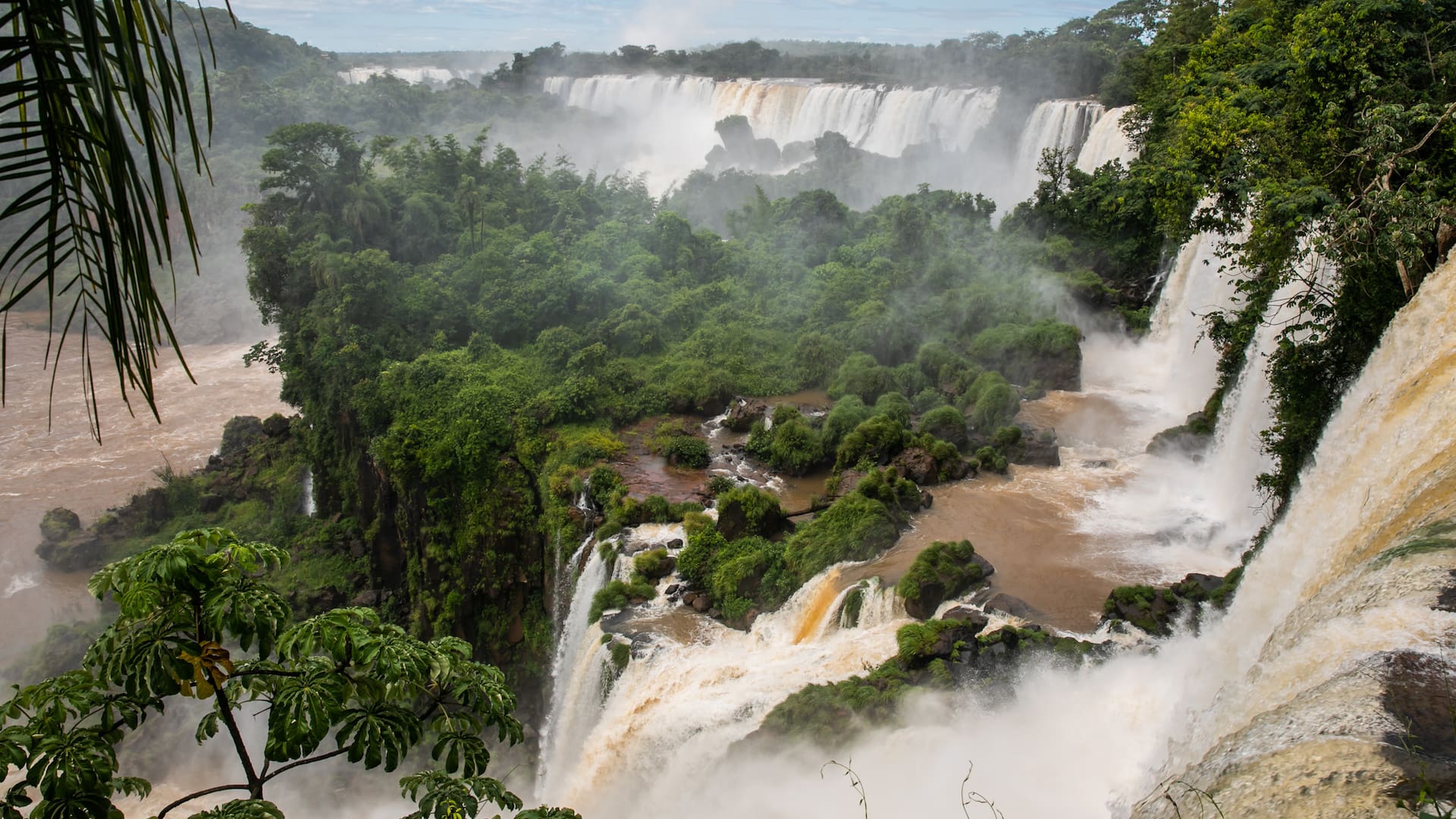 La bruma completa el espectáculo en la Garganta del Diablo.