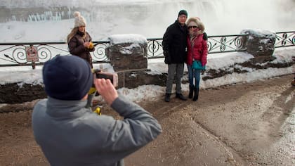 En fotos: las cataratas del Niágara, congeladas por la ola de frío extremo en EE.UU.