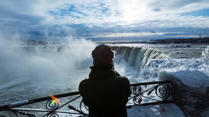 En fotos: las cataratas del Niágara, congeladas por la ola de frío extremo en EE.UU.