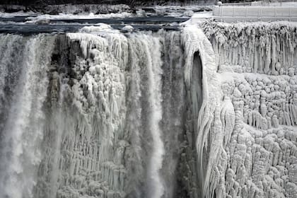 Las Cataratas del Niágara, congeladas por la ola polar que atraviesa el noreste de los Estados Unidos