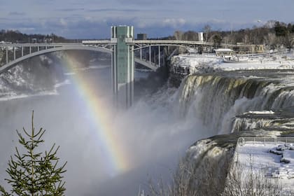 Los expertos prevén que el arco iris que se forma habitualmente en las Cataratas del Niágara, se verá de color rosa durante el eclipse