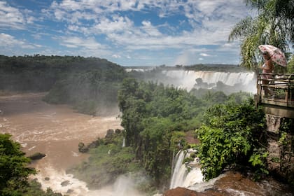 Las cataratas y su potencial turístico. El embajador del Estado de Kuwait en la Argentina, Abdullah Alyahya, dijo una vez: "Los turistas abrirán nuevas puertas, primero llegan como turistas y después como personas de negocios"