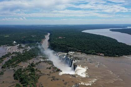 Las Cataratas y una vista aérea tomada este martes. A la izquierda el lado argentino, a la derecha, Brasil. El Iguazú desemboca a unos kilómetros en el Paraná y forma la Triple Frontera con Paraguay.