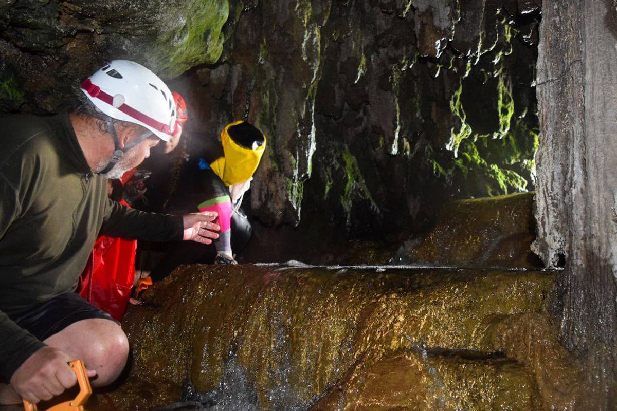 Las cavernas, cuevas y grutas han sido desde los albores de la humanidad un ambiente atrayente, por su posibilidad de brindar abrigo y protección y de poder adentrarse a un mundo diferente, misterioso e introspectivo