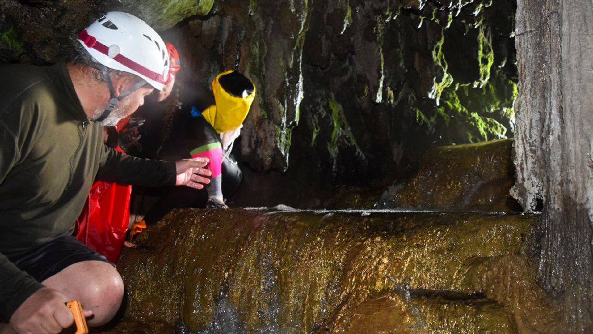 Las cavernas, cuevas y grutas han sido desde los albores de la humanidad un ambiente atrayente, por su posibilidad de brindar abrigo y protección y de poder adentrarse a un mundo diferente, misterioso e introspectivo