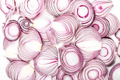 Las cebollas son una de las mejores fuentes de quercetina, lo que las convierte en un ingrediente excelente para combatir las alergias