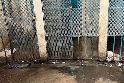 Las celdas de la cárcel de Las Flores, que los presos dicen que son "imposibles de habitar"