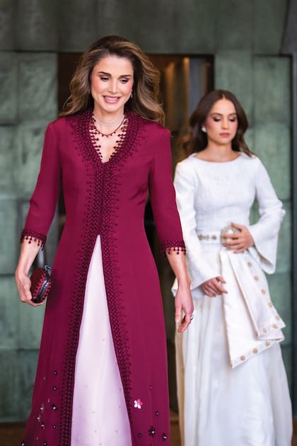 Las celebraciones comenzaron la semana pasada con la fiesta de la henna, que es una suerte de despedida de soltera. Iman decoró su vestido de Reema Dahbour con el cinturón que su madre el día de su boda.
