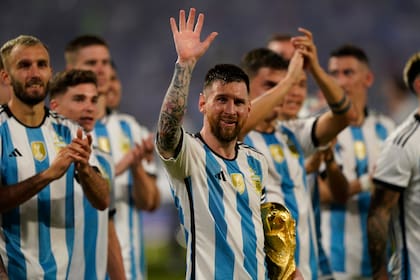 Las celebraciones con la Copa del Mundo, tras la goleada de Argentina sobre Curazao, en Santiago del Estero
