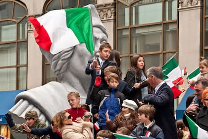 Las celebraciones en Columbus Day suelen incluir desfiles con banderas de Italia e imágenes de Cristóbal Colón (Wikimedia Commons/Jazz Guy)